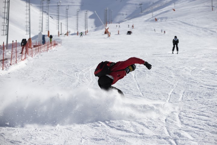 Palandöken’e gelen yerli ve yabancı çok sayıda ziyaretçi, ücretsiz olarak kullanabilecekleri telesiyej sistemlerinden faydalandı. Pistlerde snowboard ve kayak yaparak eğlenen misafirler, kış sporlarının tadını çıkardı.