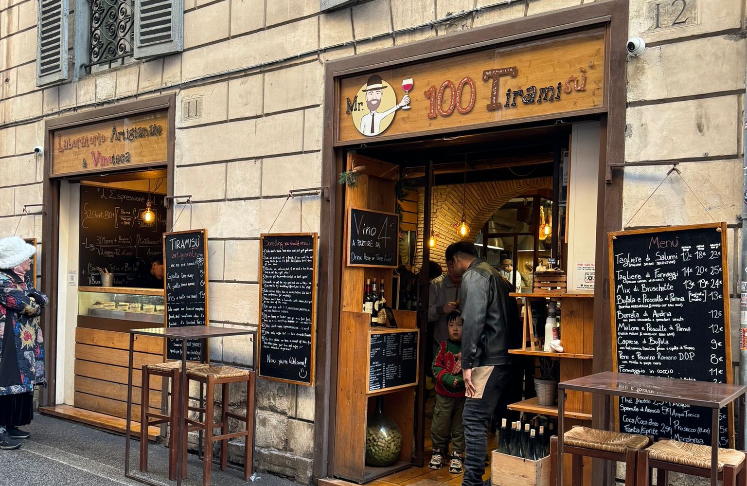 Roma’da bu küçücük dükkanda 100 çeşit tiramisu yapılıyor... Evet, yanlış duymadınız! Tam 100 farklı tiramisu…