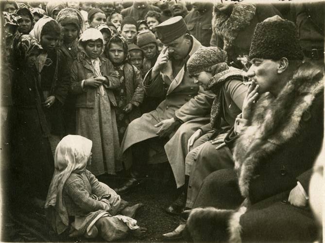 Atatürk Sigara Içerken Yanında Eşi Latife Hanım Ve Kazım Karabekir