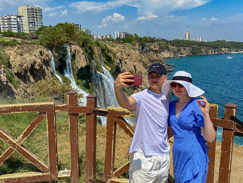 Antalya'nın cazibesi Düden Şelalesi turist akınına uğruyor