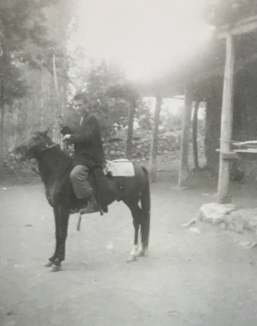 Hasan Aksay 1947 Yılının Kurban Bayramında Evinin Avlusunda Atının Üzerinde. Ortaokul Yılları...