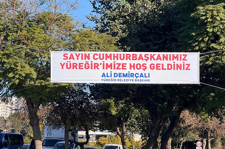 Ali Demircali Yuregir Belediye Baskani Erdogan Pankart-1