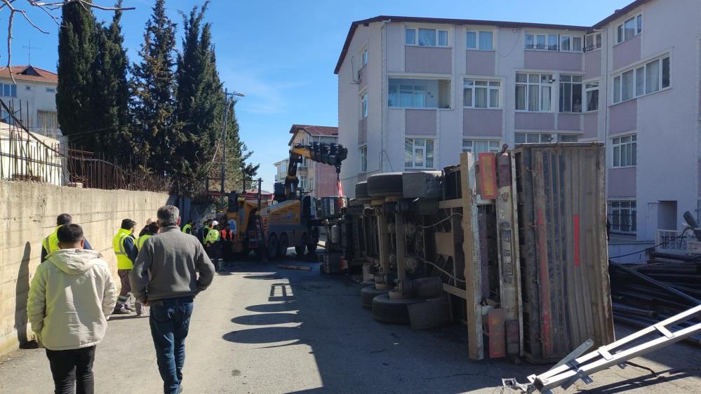 Istanbul Sariyer Tir Devrildi