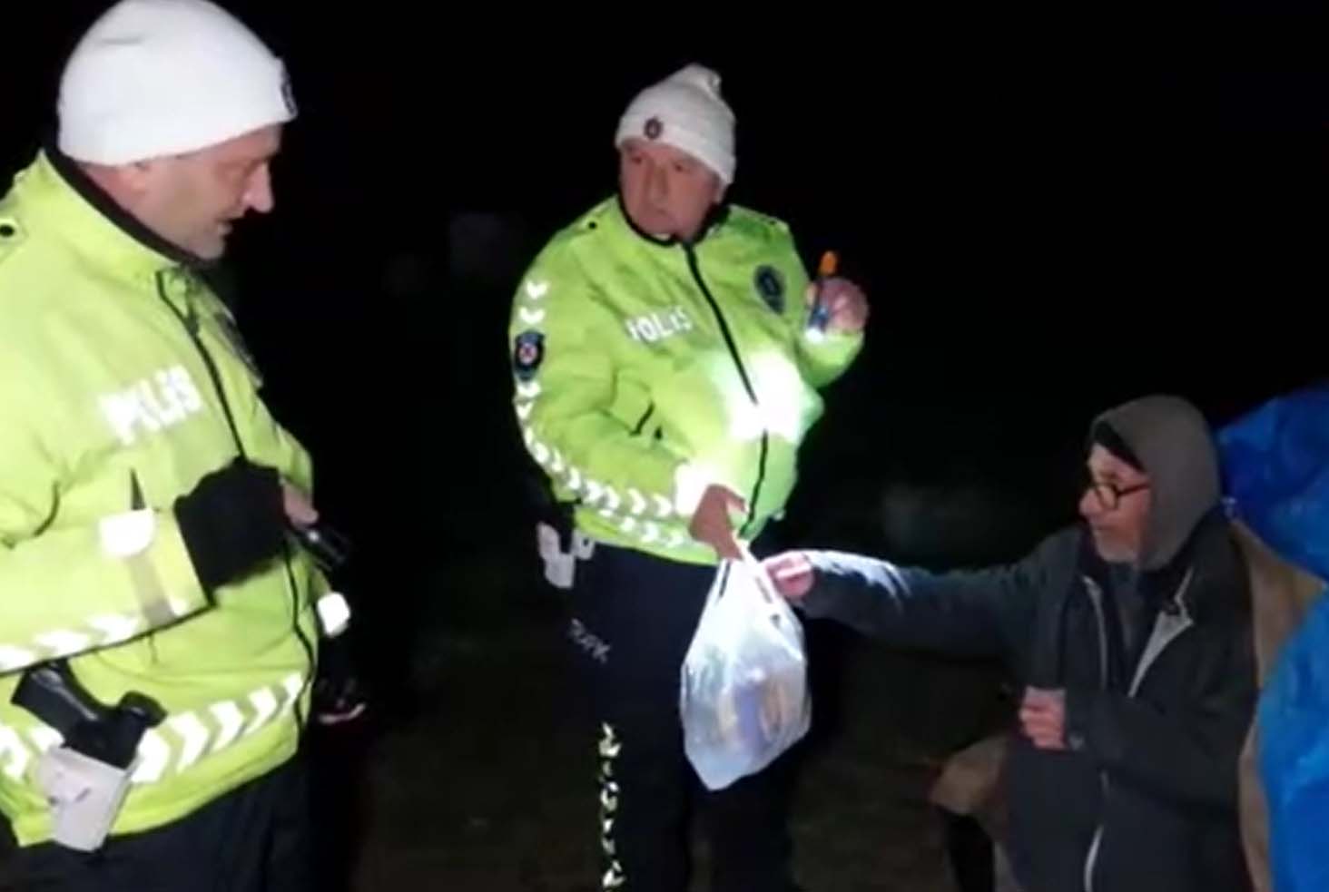 Samsun Ankara Yolu Cadir Kuran Bisikletli Adam Polisler Kurtardi