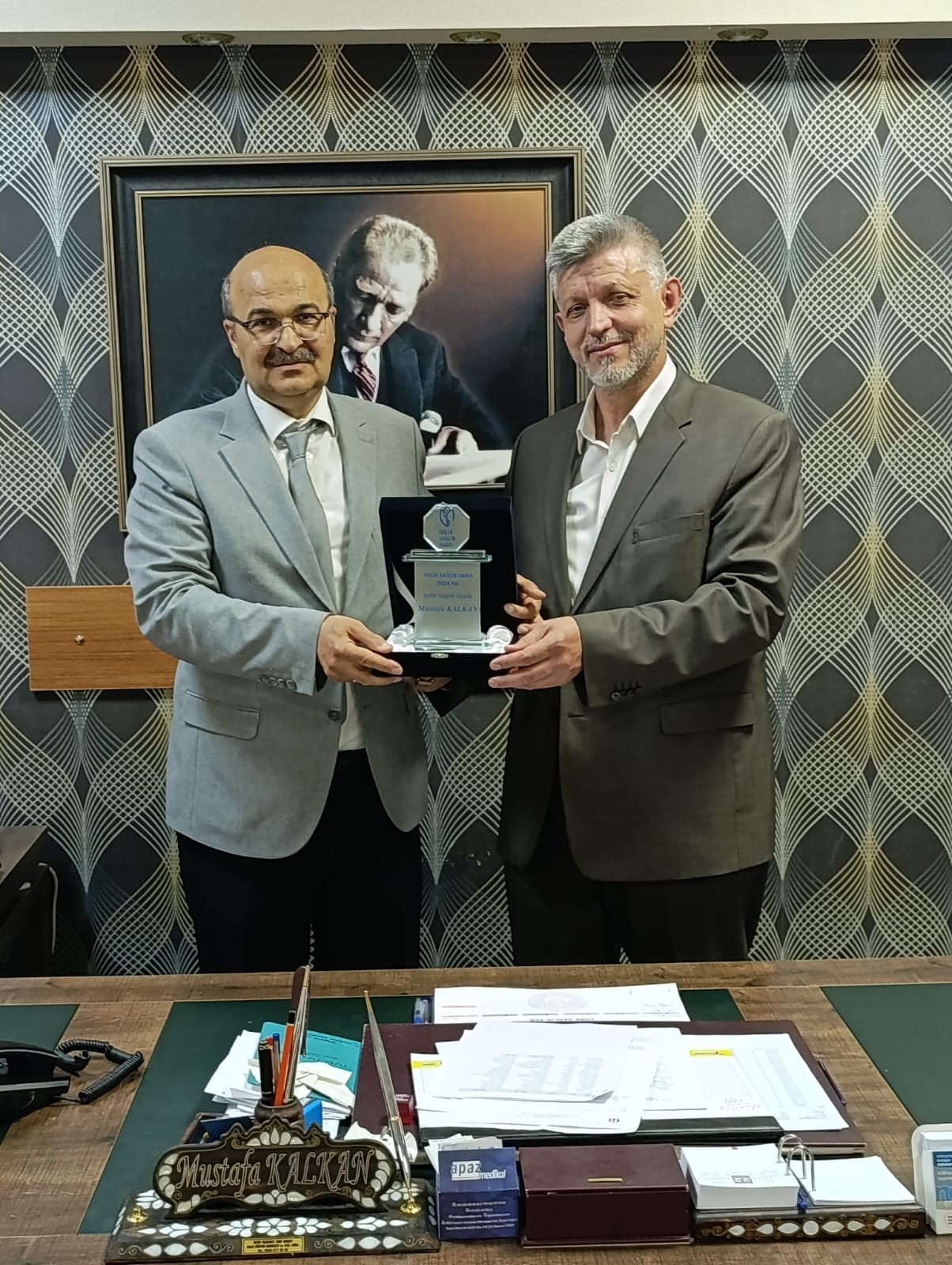 Yazarımız İbrahim Ethem Gören Başmüdür Mustafa Kalkana Ödülünü Takdim Ederken